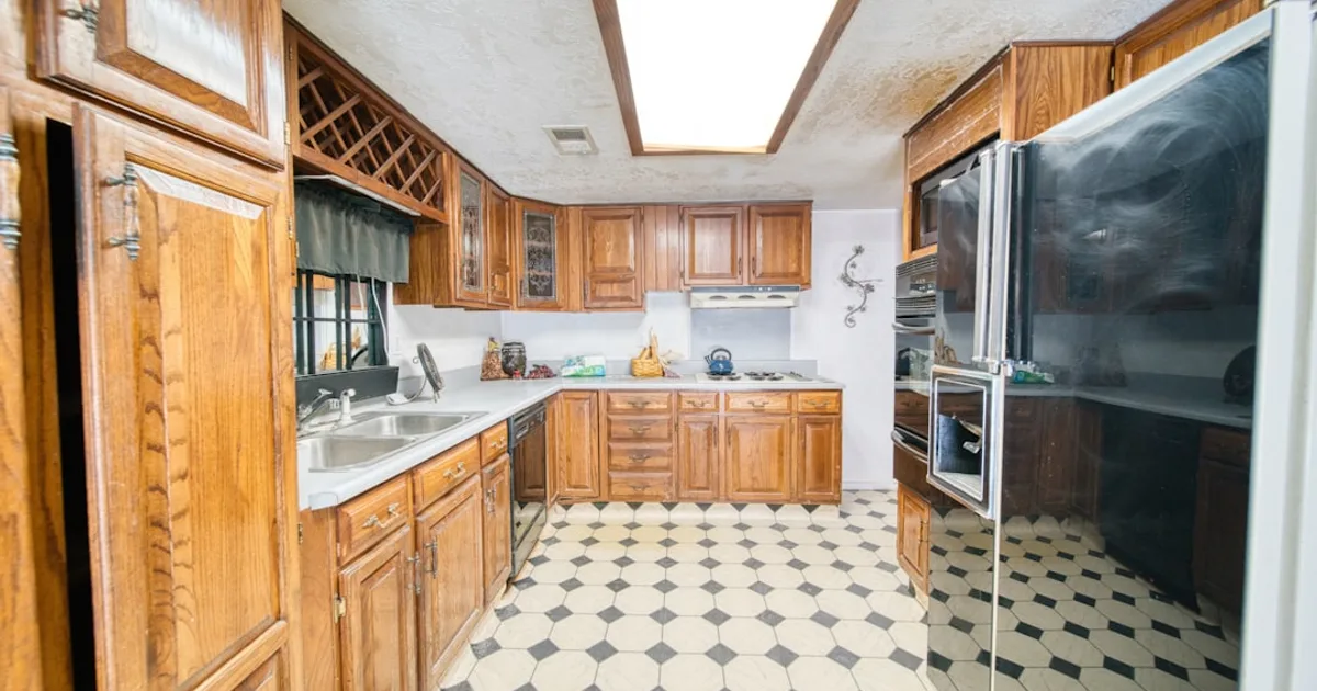 Laminate vs Tile: What's Better for the Kitchen